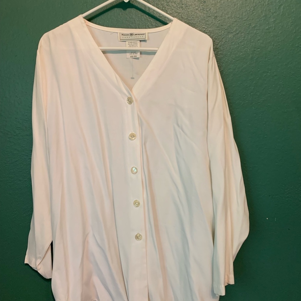 Women’s White Too looks Great